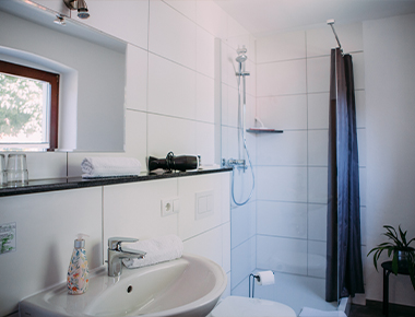 impressionen-hotelzimmer-badezimmer.jpg