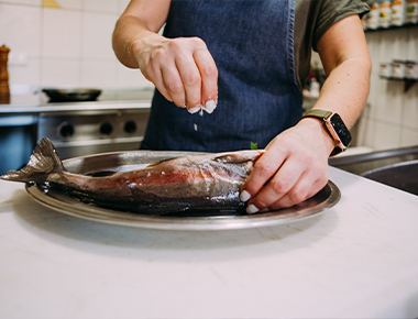 impressionen-restaurant-zubereitung-fisch.jpg